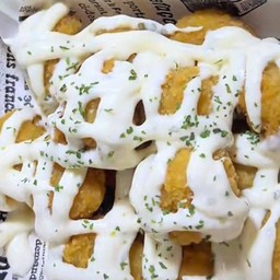 ชีสบอล ราดซอสหัวหอมชีส