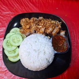 ข้าวหมูทอดกระเทียมแจ่วซี๊สสส