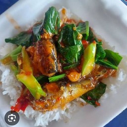 ผัดคะน้าปลากระป๋องราดข้าว