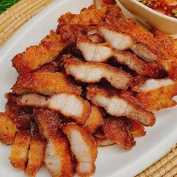 ข้าวหมูสามชั้นทอดน้ำปลา