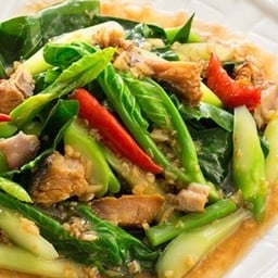 คะน้าปลาเค็มราดข้าว