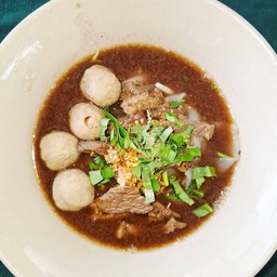 เส้นใหญ่ลูกชิ้นเนื้อเปื่อยน้ำตก