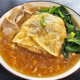 ราดหน้าเส้นใหญ่ห่อไข่