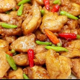 ไก่ผัดพริกขี้หนู ราดข้าว