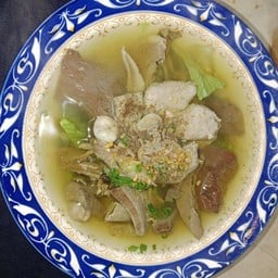 ต้มเลือดหมู (หมูเด้ง+ตับ+เลือด) ผักกาดหอม