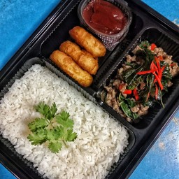 ข้าวกระเพราหมูสับคู่นักเก็ต