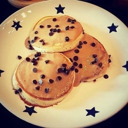 Peanut Butter & Chocolate Chips Pancakes