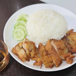 ข้าวไก่ทอดซอสน้ำปลา