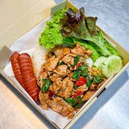 ข้าวกะเพราไก่ ไส้กรอกทอด