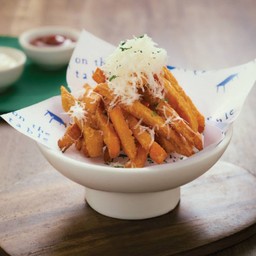 ฟรายส์มันหวาน พร้อมซอสมะเขือเทศ & ซีซ่าร์ดิป