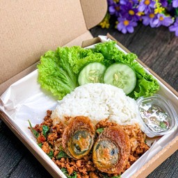 ข้าวกะเพราไก่ ไข่เยี่ยวม้า