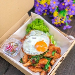 ข้าวกะเพราไก่กรอบ ไข่ดาว