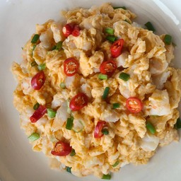 ข้าวไข่ขยี้กุ้งพริกสด