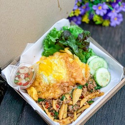 ข้าวกะเพราไก่หน่อไม้ ไข่เจียว
