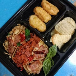 สปาเก็ตตี้ผัดพริกแห้งเบค่อนคู่นักเก็ตและpotato chip