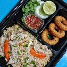 ข้าวผัดหมู B คู่ chicken ring