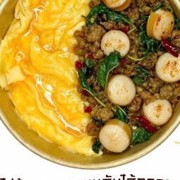 ข้าวกะเพราหมูสับไส้กรอก