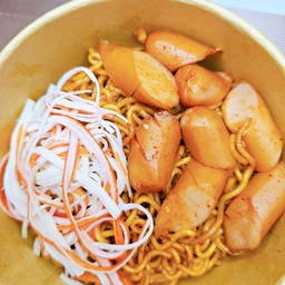 มาม่าเกาหลีผัด ไส้กรอก ปูอัด