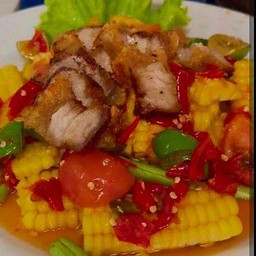 ตำไทยข้าวโพดหมูกรอบ