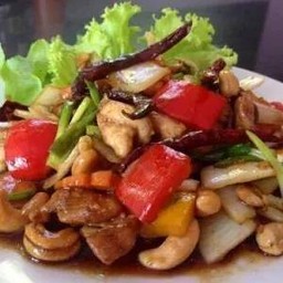 ไก่ผัดเม็ดมะม่วง