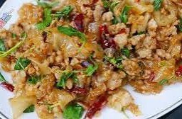 เส้นใหญ่ ผัดขี้เมา หมูนุ่ม