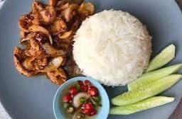 ผัดพริกเผาหมูชิ้นราดข้าว