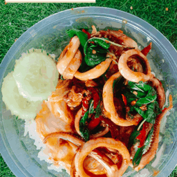 ข้าวกระเพราปลาหมึก