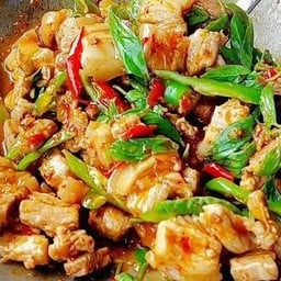 ข้าวหมูสามชั้นผัดน้ำพริกเผา