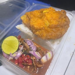 ข้าวยำปลากระป๋อง แถมไข่ดาว หรือไข่เจียว