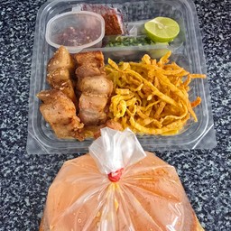 1 แถม 1 ข้าวซอยหมูกรอบสูตรน้ำพริกน้ำย้อย