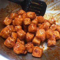 ข้าวเต้าหู้ทอดซอสกระเทียม