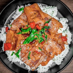 ข้าวกะเพราเบคอนรมควัน [Signature]