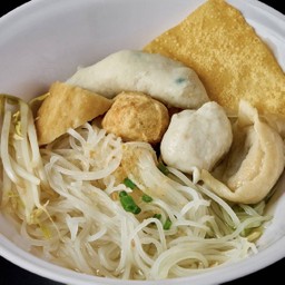 เล็กน้ำใส