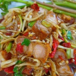 ตำมะม่วงปลาร้าหมูกรอบ