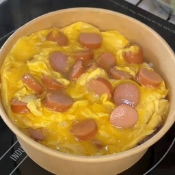 ข้าวไข่ข้นไส้กรอก