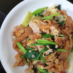 เส้นใหญ่ผัดซีอิ๊วหมู
