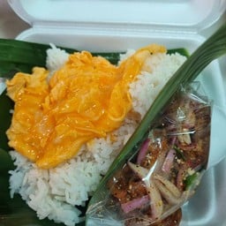 [อร่อยซ่ากับโค้ก] ข้าวไข่ข้นน้ำตกสามชั้นทอดน้ำปลา +  โค้ก ออริจินัล (ขวด) 