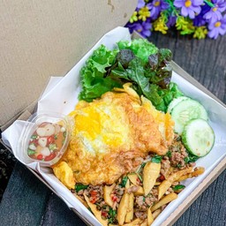 ข้าวกะเพราหมูหน่อไม้ ไข่เจียว
