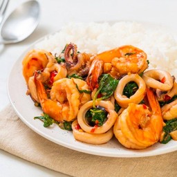 กระเพราหมึก + กุ้ง