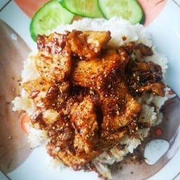 ข้าวราดเนื้อชิ้นทอดกระเทียม