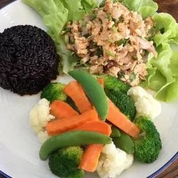 “Lab Kai” Chicken Spicy Salad with Brown Rice