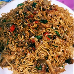 มาม่าผัดกะเพราหมูชิ้น