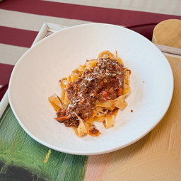 เฟตตูชินีซอสเนื้อโบโลเนส