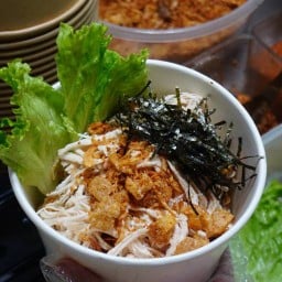 dawis หมี่ไก่ฉีกคลุกน้ำพริกกากหมู ตลาดนัดเสือใหญ่ รัชดาภิเษก