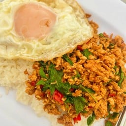 ข้าวกระเพราไก่สับราดข้าว