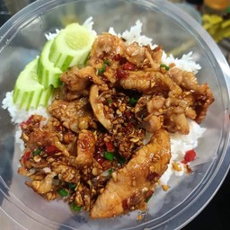 ข้าวคั่วพริกกะเทียม หมูชิ้น
