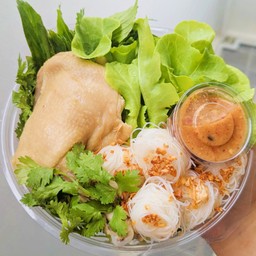 เมี่ยงไก่ พร้อมเส้นหมี่ลวก ผักสด และน้ำจิ้มถั่วรสแซ่บ