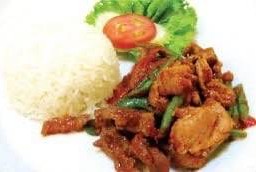 พริกแกง หมูนุ่ม ราดข้าว