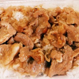 หมูกระเทียมราดข้าว