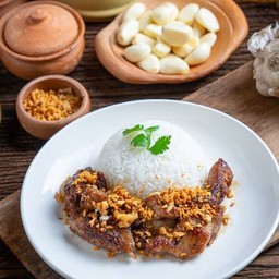 ข้าวกระดูกอ่อนทอดกระเทียม